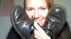 Helga mit alten Waldviertler Schuhen